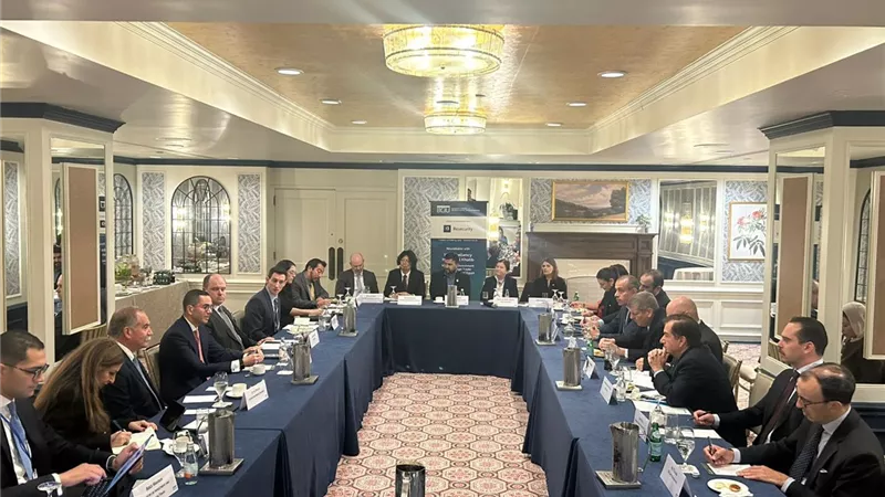 وزير الاستثمار يشارك في مائدة مستديرة بواشنطن نظمها مجلس الأعمال للتفاهم الدولي