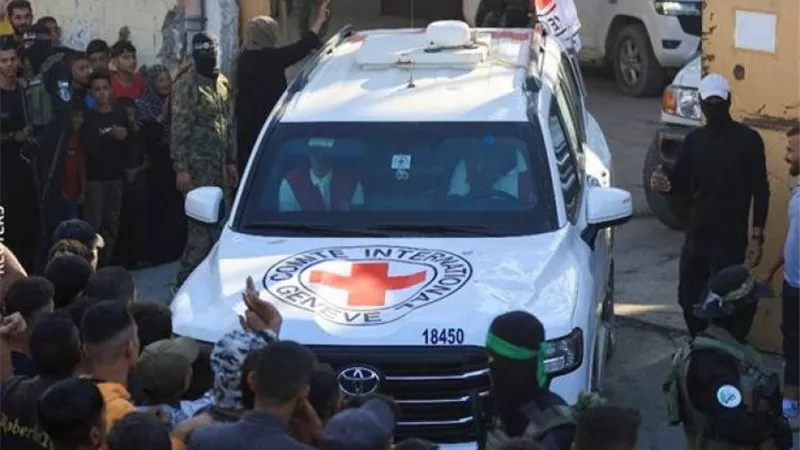 جيش الاحتلال: الصليب الأحمر تسلم رفات 4 محتجزين في غزة