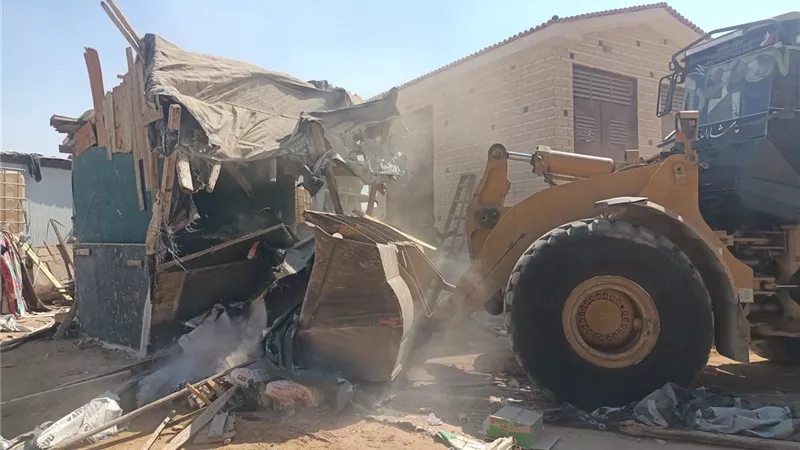 حملات مكثفة لإزالة الإشغالات في أحياء بيت الوطن بالقاهرة الجديدة
