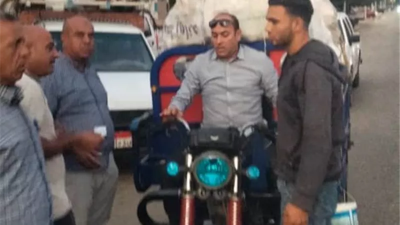 جهاز الشروق يشن حملة على تروسيكلات النباشين الإشغالات بالمدينة.. صور