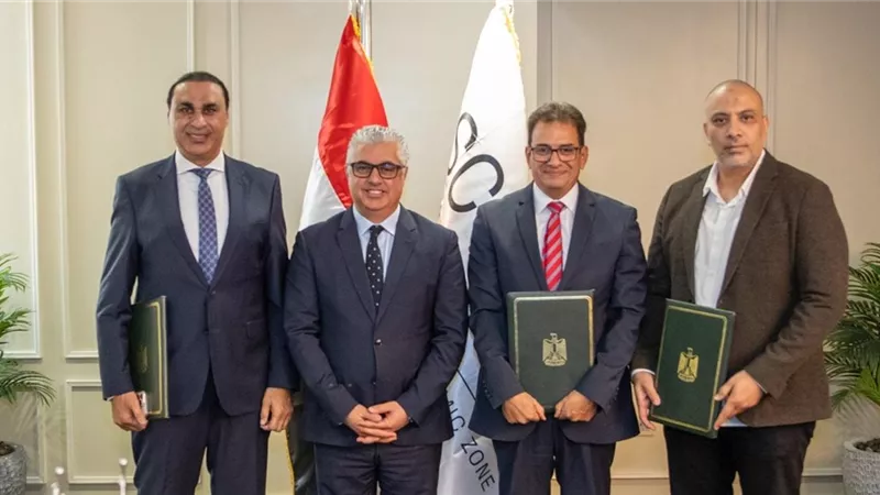 رئيس اقتصادية قناة السويس يشهد توقيع عقد شركة 