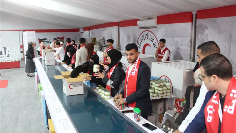 الشباب العربي يشارك في تعبئة المساعدات الإنسانية لغزة