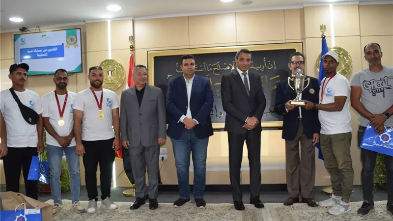 محافظ السويس يسلم الجوائز للفائزين بمسابقة الصيد
