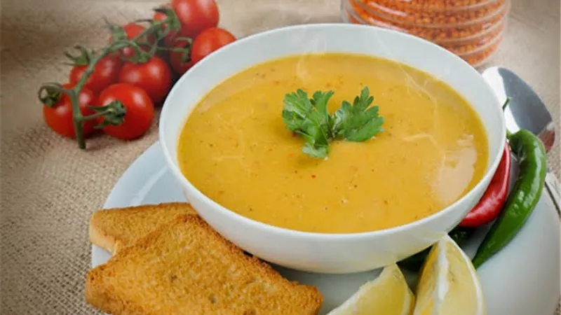 شوربة العدس بالخضار .. دفء الخريف في طبق مغذي ولذيذ
