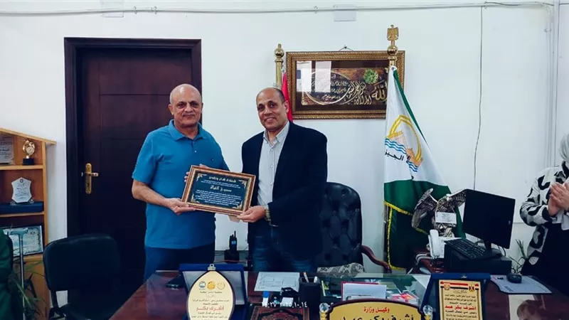 اشرف بكر يكرم المتميزين بحي امبابه لتعزيز روح العمل الجماعي