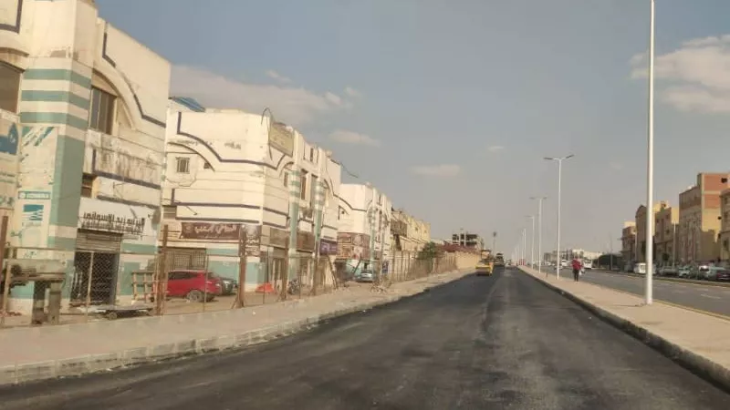 استكمال أعمال الرصف ورفع كفاءة الطرق بعدة مناطق بمدينة العبور