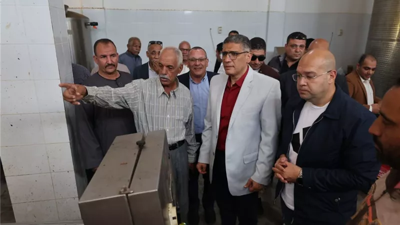 محافظ الجيزة يتفقد مصنع الجود لإنتاج وتعبئة التمور وزيت الزيتون