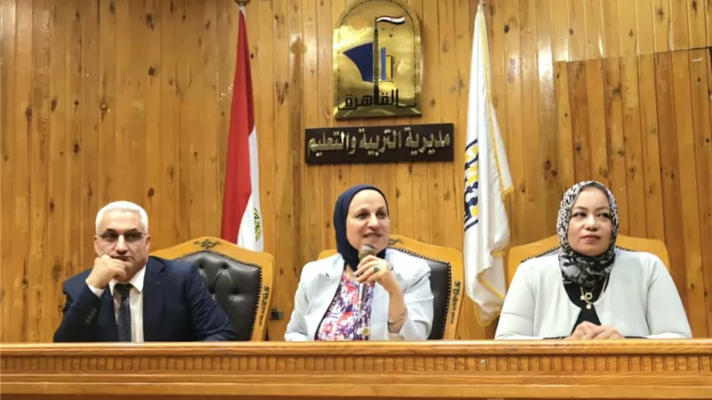 مدير تعليم القاهرة تعقد اجتماعاً برؤساءالأقسام وموجهي العموم بالمديرية