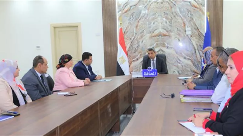 محافظ السويس يلتقي قيادات مديرية التربية والتعليم