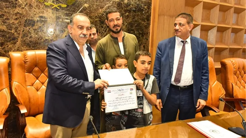 محافظ أسيوط يكرم مواطناً أنقذ أطفال 