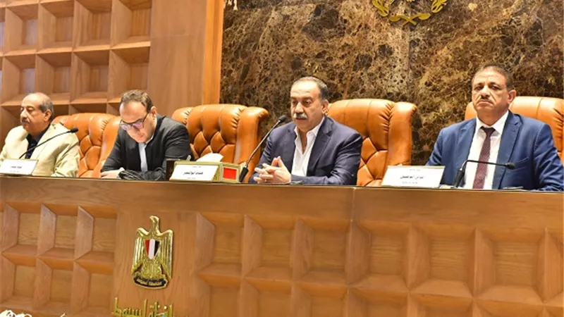 محافظ أسيوط يترأس المجلس التنفيذي ويؤكد إجراءات صارمة ضد المركبات