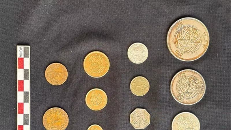 اكتشاف كبسولة رصاصية نادرة تحوي عملات تاريخية بوسط الإسكندرية