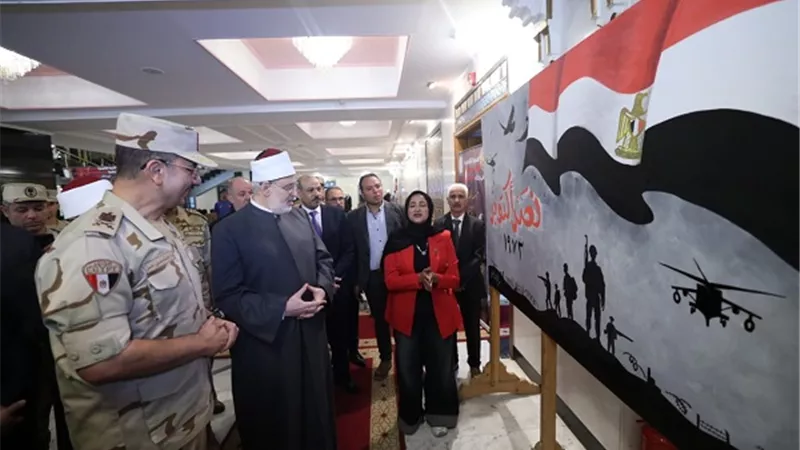 قيادات الأزهر والدفاع الشعبي والعسكري يفتتحون المعرض الفني