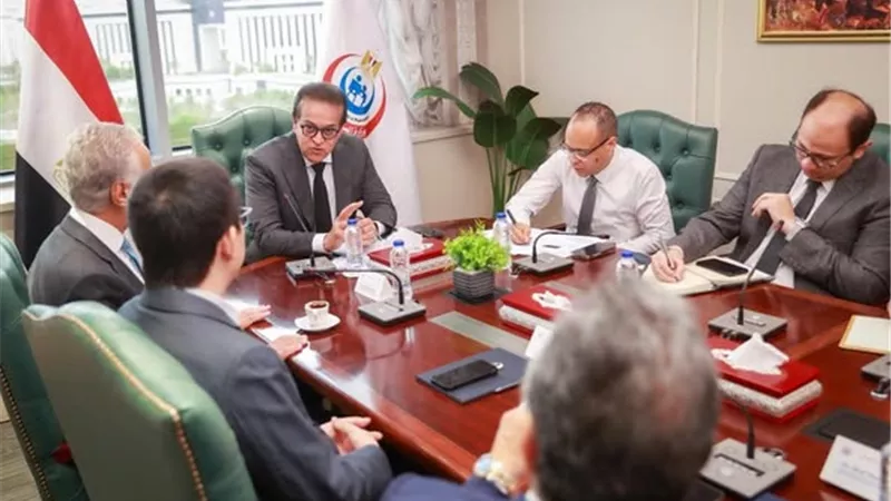 وزير الصحة يبحث إنشاء مراكز تدريب على الجراحة الروبوتية بمصر