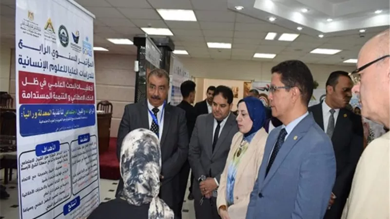 رئيس جامعة بنها يفتتح معرض مشروعات طلابية للعلوم الإنسانية