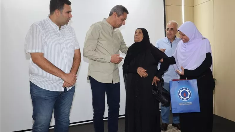 محافظ السويس يسلم شهادات محو الأمية ل٤ دارسين أعمارهم فوق ال ٧٠