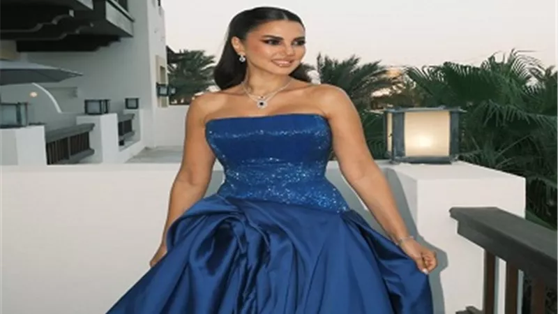 مهرجان الجونة..درة تتألق بفستان الأميرات باللون الازرق على الريد كاربت