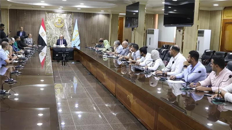 محافظ كفر الشيخ يناقش موقف تنفيذ مشروعات مبادرة حياة كريمة