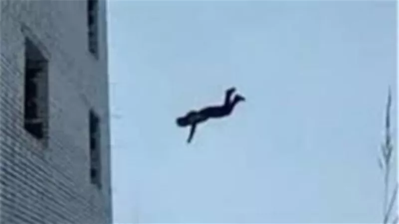 مصرع طفل من الدور الـ 12 أثناء محاولته اصطياد حمام فى أسيوط