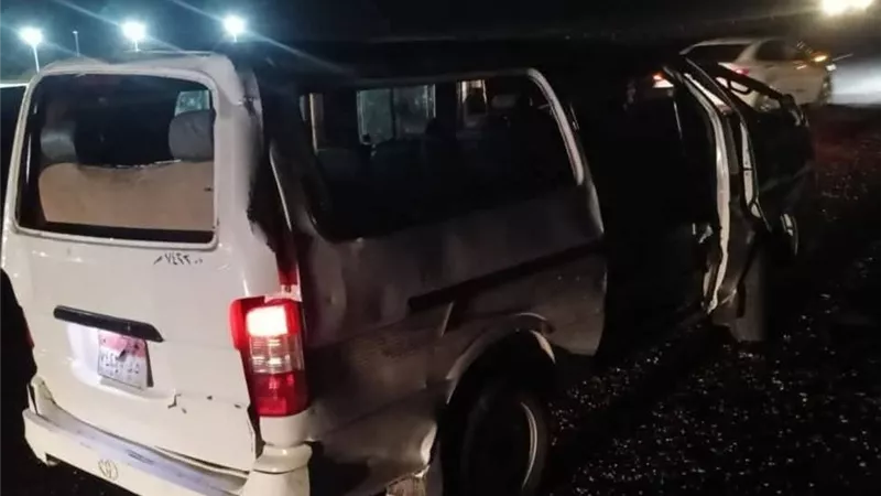 إصابة 15 شخصًا في انقلاب ميكروباص بطريق السويس القاهرة