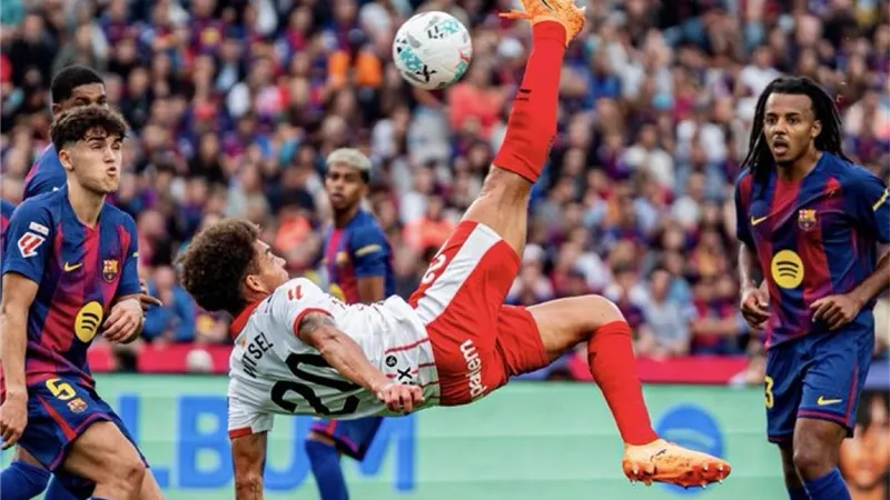 فعلتها كثيرًا بمسيرتي.. لاعب جيرونا يعلق علي هدفه في برشلونة