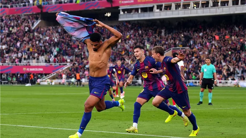 هانز فليك يغيب عن برشلونة في مواجهة ريال مدريد