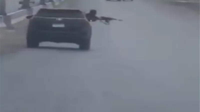 ضبط شخص أطلق النارمن بندقية ٱليةعلى قائد سيارة