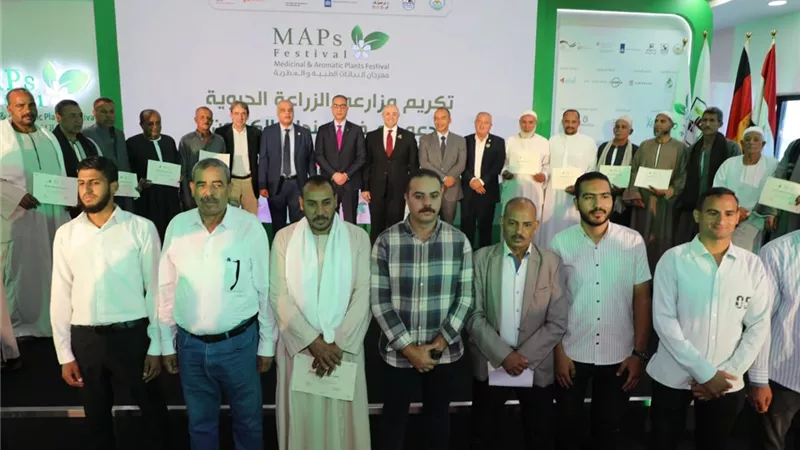محافظ بني سويف يُكرم عدداً من المزارعين المتميزين