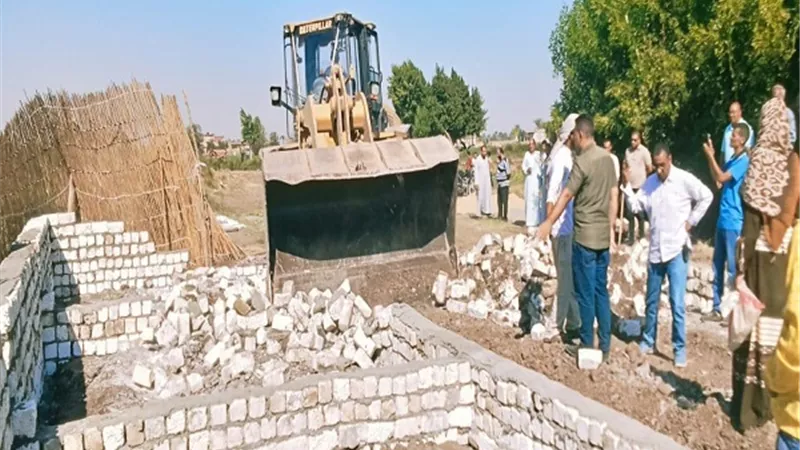 ازالة 393 حالة تعد على الاراضي الزراعيه وأملاك الدولة بالمنيا