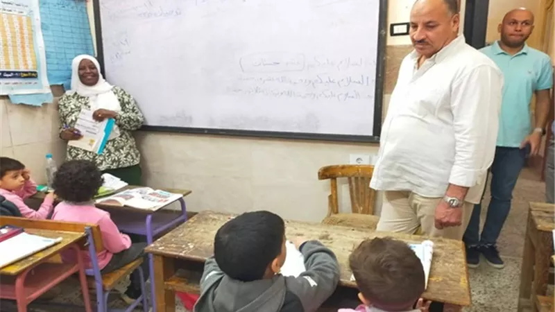 مدير تعليم المنيا يجري زيارة مفاجئة لمدرسة الصالح الابتدائية