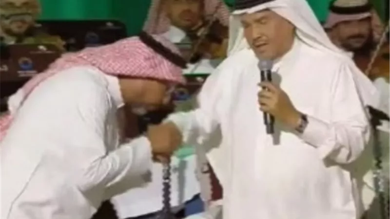 الموسيقار هاني فرحات يقبل يد محمد عبده