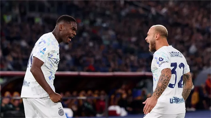 إنتر ميلان يتخطى روما ويتصدر الدوري الإيطالي وتورينو يهزم نابولي