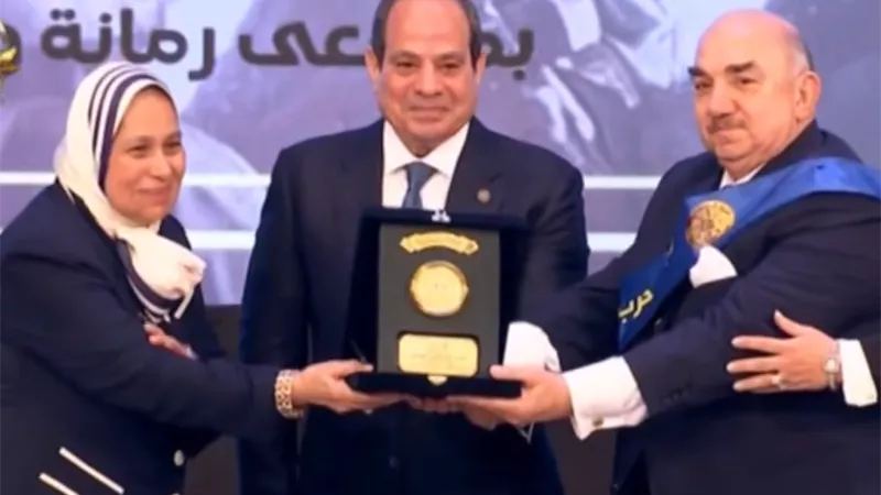 الرئيس السيسى يكرم أبطال حرب أكتوبر خلال الندوة التثقيفية للقوات المسلحة