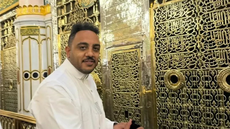 بالدعاء والتضرع.. أوس أوس يشارك متابعيه أحدث ظهور من مسجد النبى