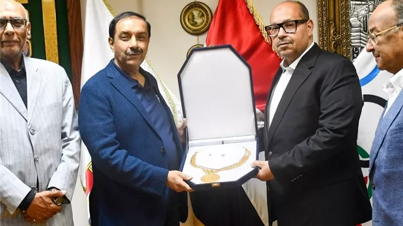 ياسر إدريس يمنح رئيس الاتحاد الدولي للهوكي القلادة الأولمبية