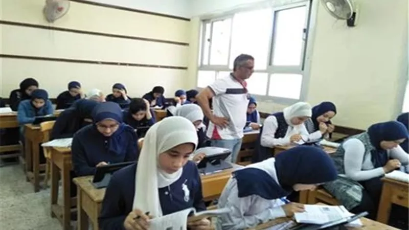 امتحانات أكتوبر لأولى ثانوي ورقيًا لحين تسليم التابلت