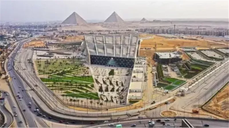 محافظ الجيزة: الانتهاء من تطوير 14 محورا حول الأهرامات والمتحف الكبير