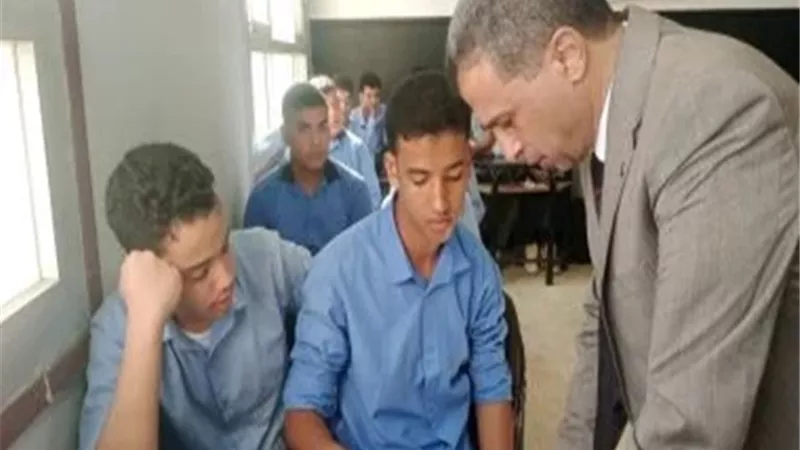 وكيل تعليم كفر الشيخ يكرم مدرسة إبشان