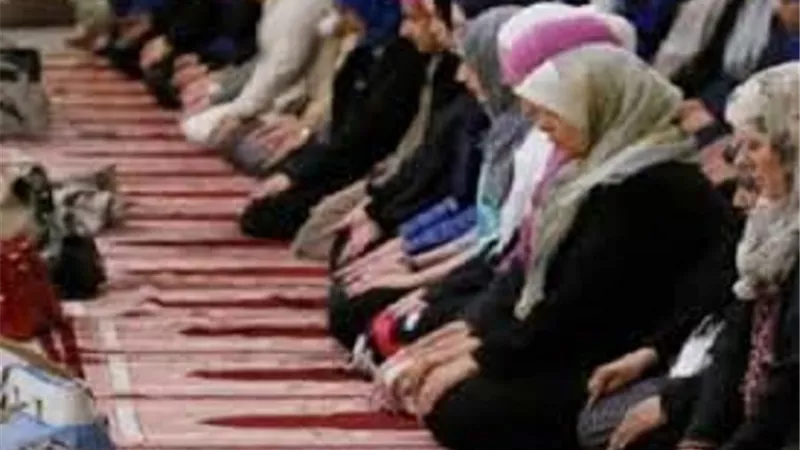 هل يجوز للزوجة أن تمنع نفسها عن زوجها لأنه لا يصلي؟