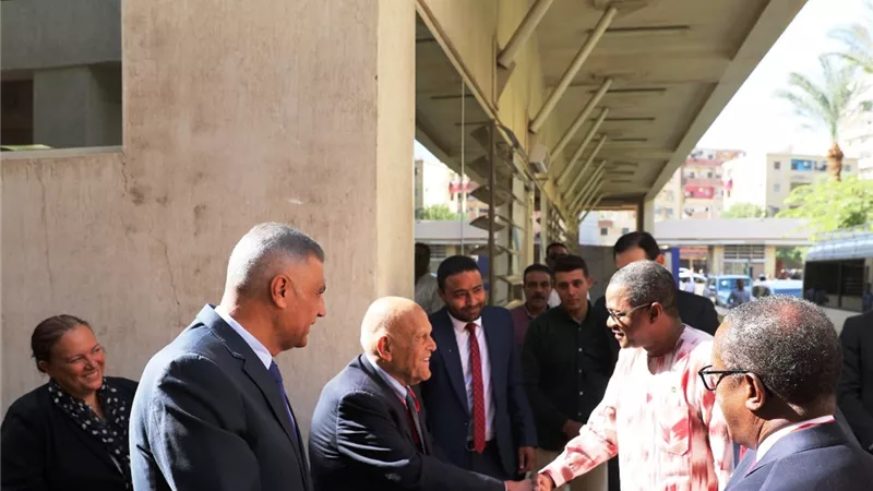 وزير الخارجية ومحافظ أسوان يزوران مركز مجدى يعقوب لجراحات القلب
