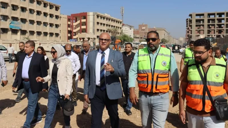 محافظ القليوبية يتابع أعمال تطوير ورصف شارع 