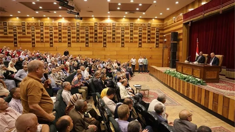 محافظ المنيا يناقش مع مديري الإدارات سُبل تحسين بيئة المدارس