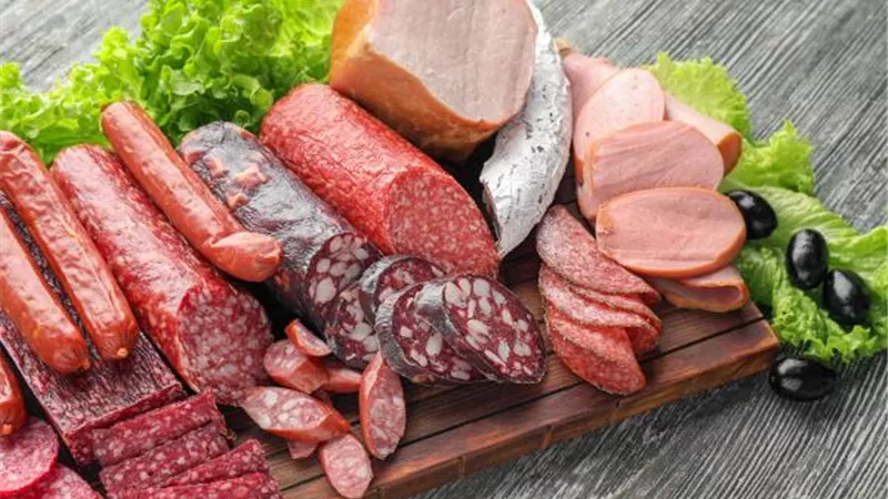 دراسة تحذر: تناول اللحوم المصنعة أسبوعيا يزيد خطر الإصابة بسرطان