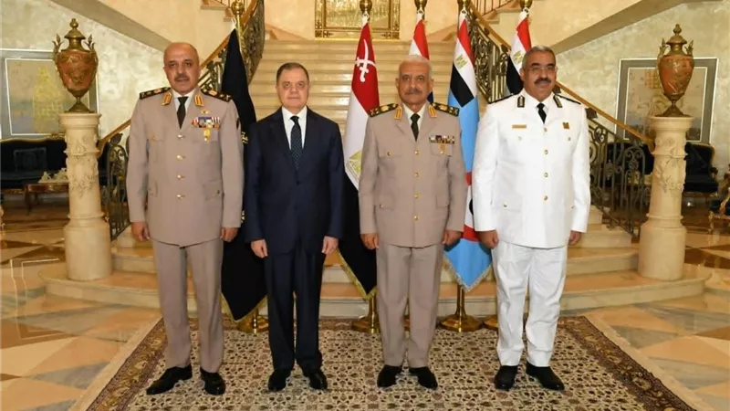 وزير الدفاع يستقبل اللواء محمود توفيق ووفدا من قيادات الشرطة