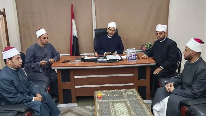مدير أوقاف المنيا يجتمع بأئمة قادة فكر ويشيد بمبادرة