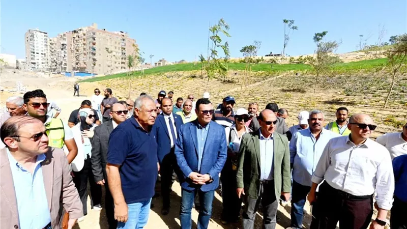 وزير الإسكان يتابع العمل بمشروع حدائق تلال الفسطاط بمصر القديمة