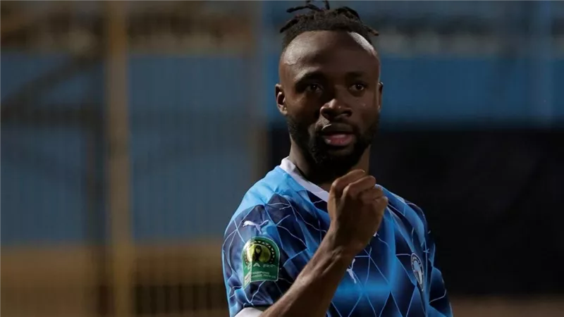 فيستون ماييلي يقود هجوم بيراميدز أمام فاركو في الدوري