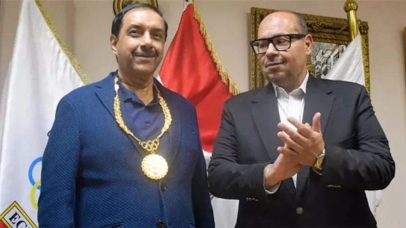 موقع الاتحاد الدولي للهوكي يسلط الضوء على زيارة إكرام وحصوله على القلادة الأولمبية