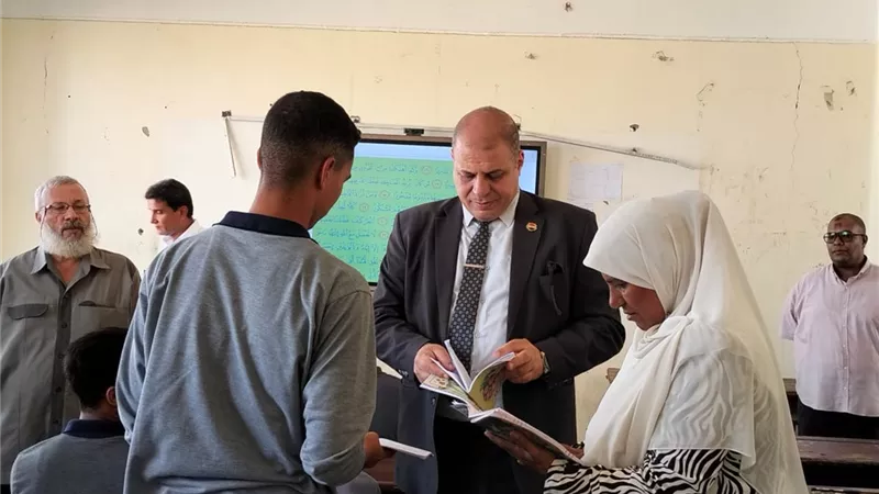 هاني عنتر يحيل مخالفات للتحقيق في مدارس إدارتي قنا وأبوتشت