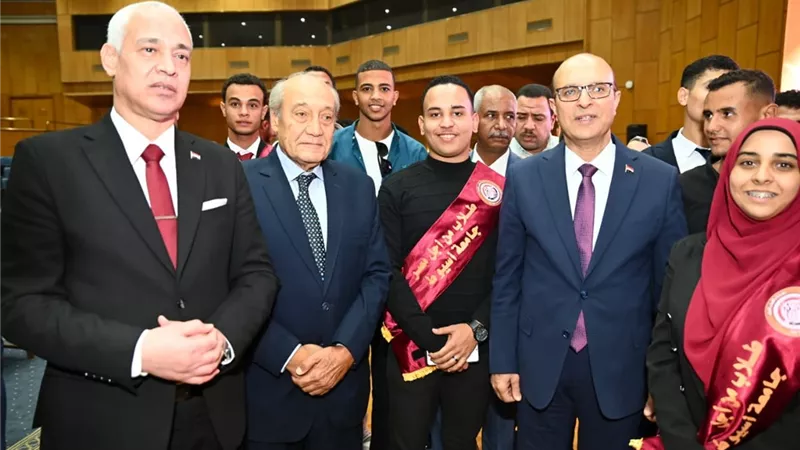 جامعة أسيوط تكرم اللواء طيار سمير عزيز ميخائيل أحد أبطال أكتوبر